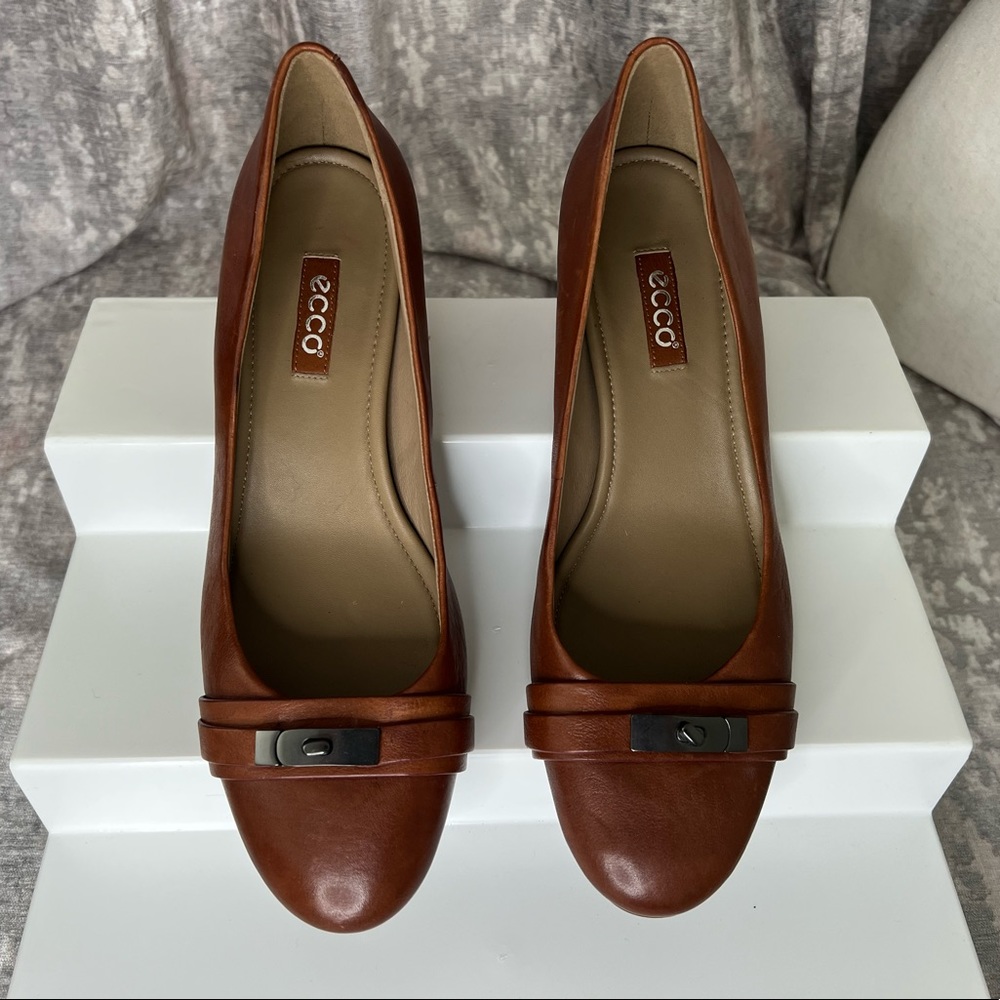 ECCO Brown Vegan Leather Buckle Strap Accented Cap Toe 1.75" Block Heel